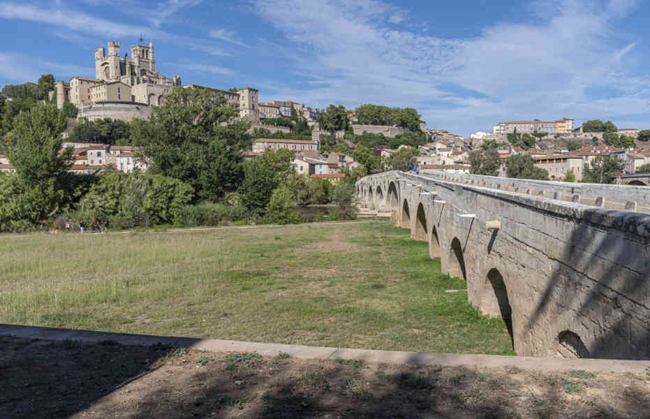 Francia - Béziers 036 - Puente Viejo y catedral de Saint-Nazaire & Saint-Celse.jpg